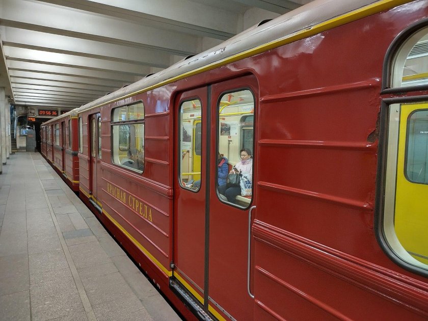 Метропоезд красная стрела