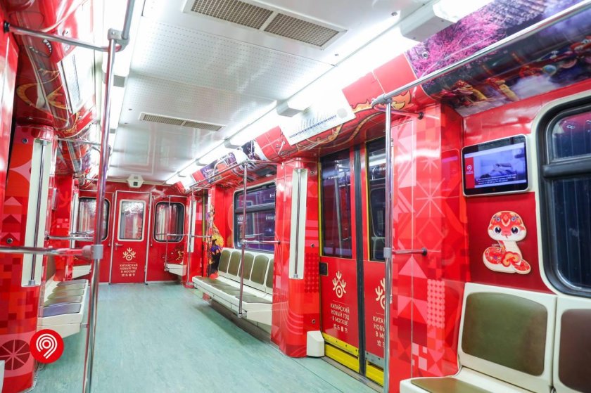 Новогодний поезд в метро москвы