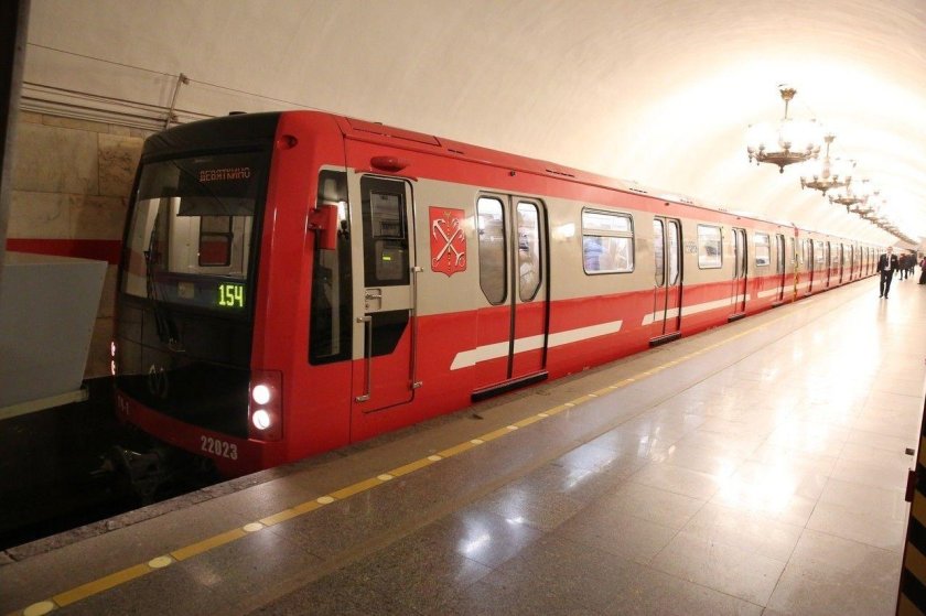 Метропоезд красная стрела Санкт-Петербург