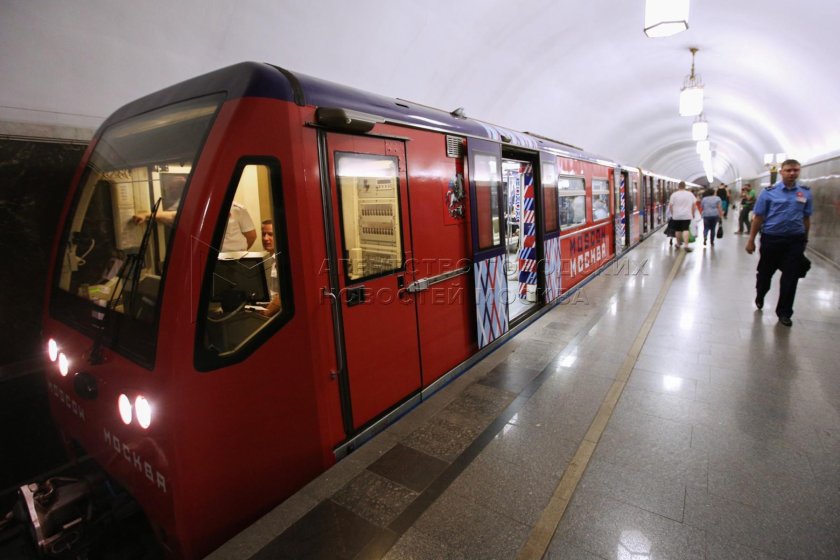 Поезд метро Москва 2020