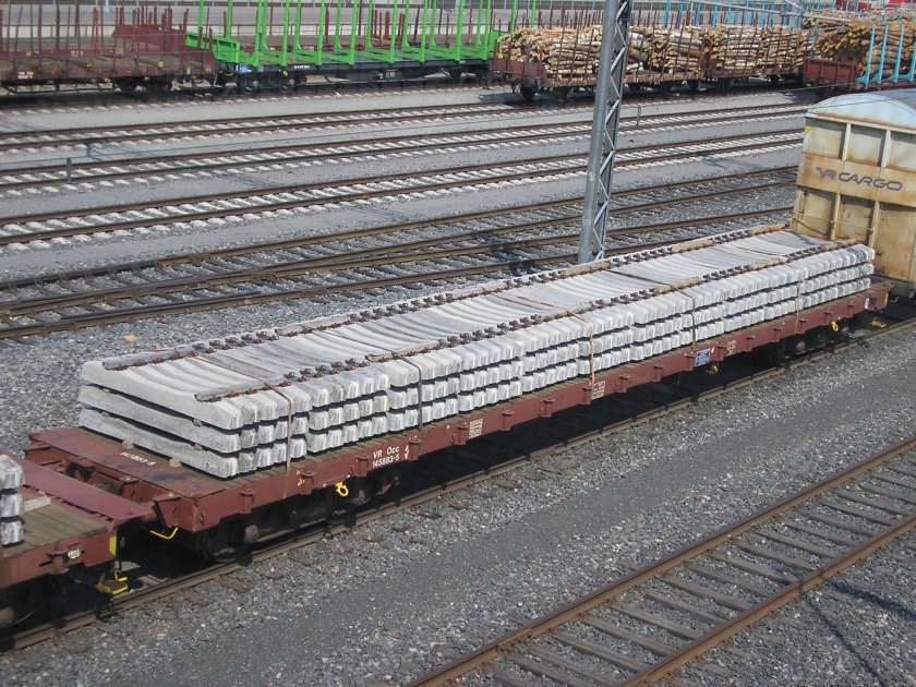 Перевозка рельсов на платформе