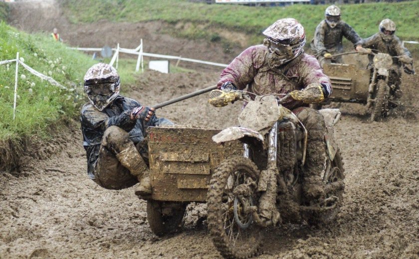 Грязный кроссовый мотоцикл