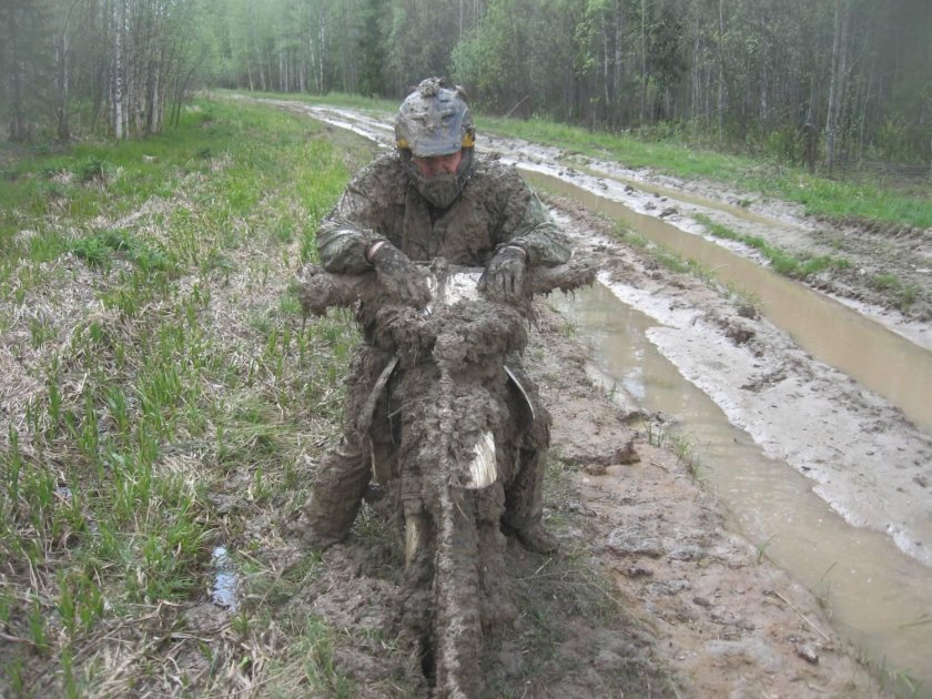 Эндуро мотоцикл в грязи