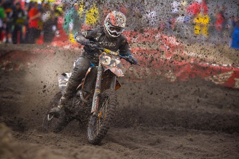 Кроссовый мотоцикл в грязи