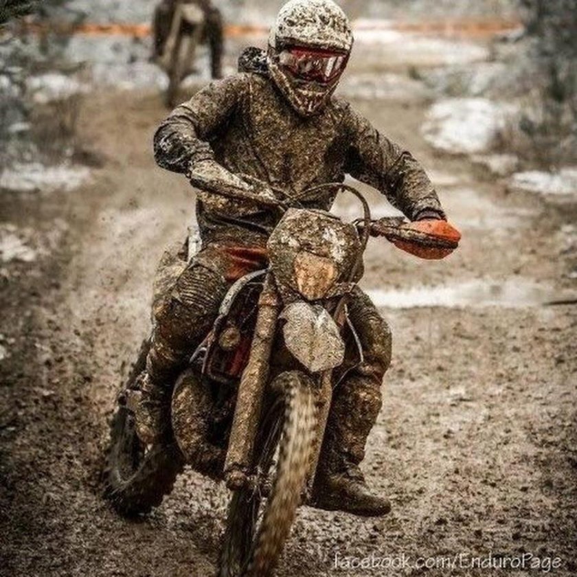 Кроссовый мотоцикл в грязи