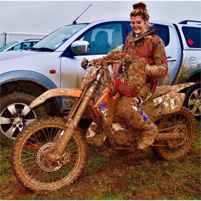 Эндуро мотоцикл в грязи