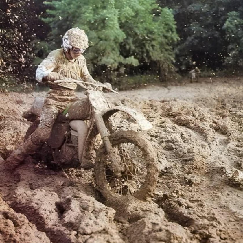 Эндуро мотоцикл в грязи