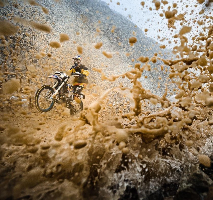 Эндуро застрял в грязи