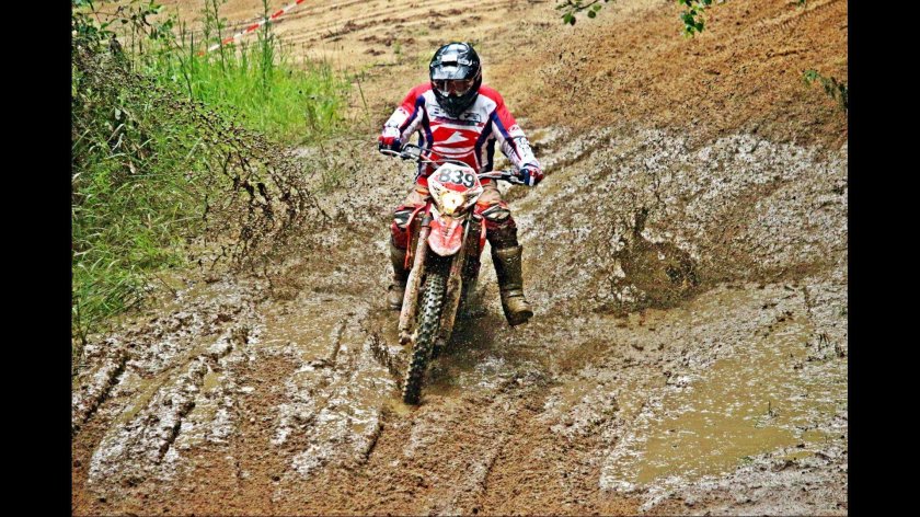 Кроссовый мотоцикл в грязи