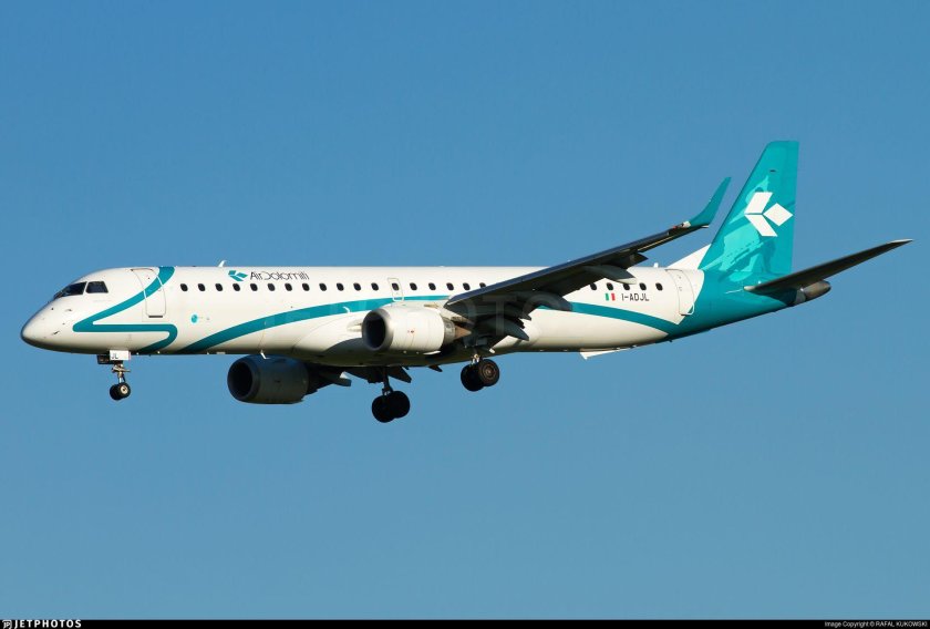 Самолёт е190 фото