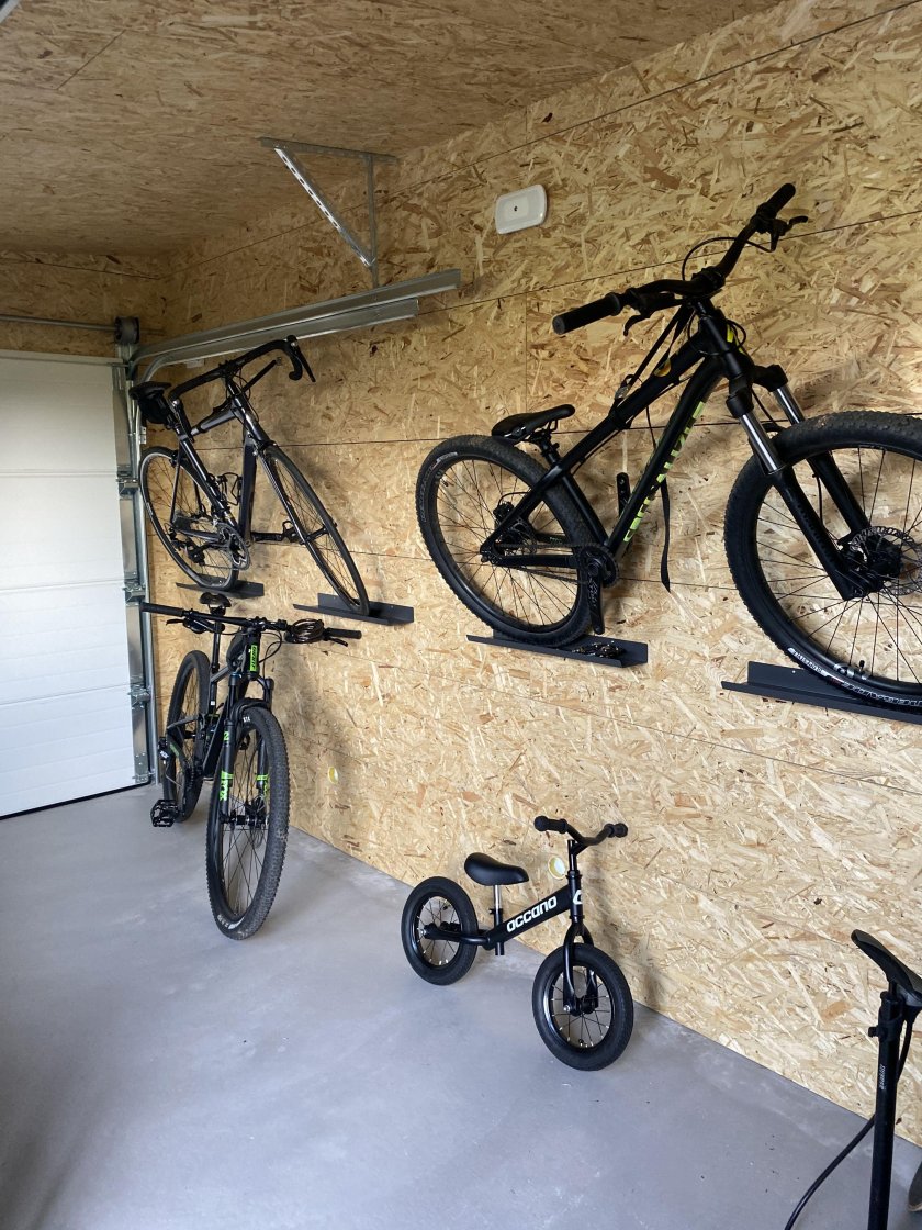 Крепление для велосипеда в гараже