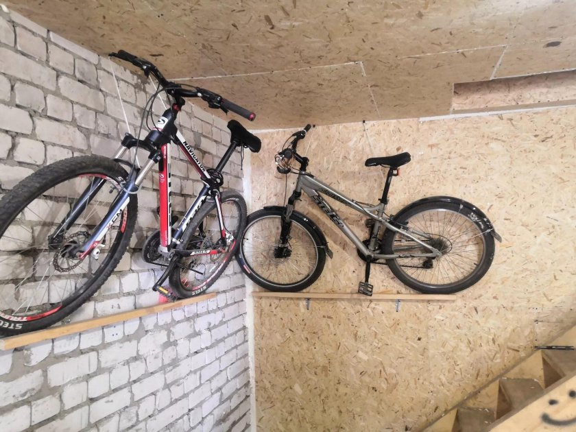 Крепление для велосипеда в гараже