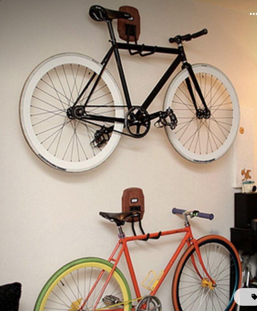 Велосипед на стене