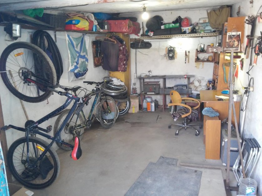 Велик в гараже