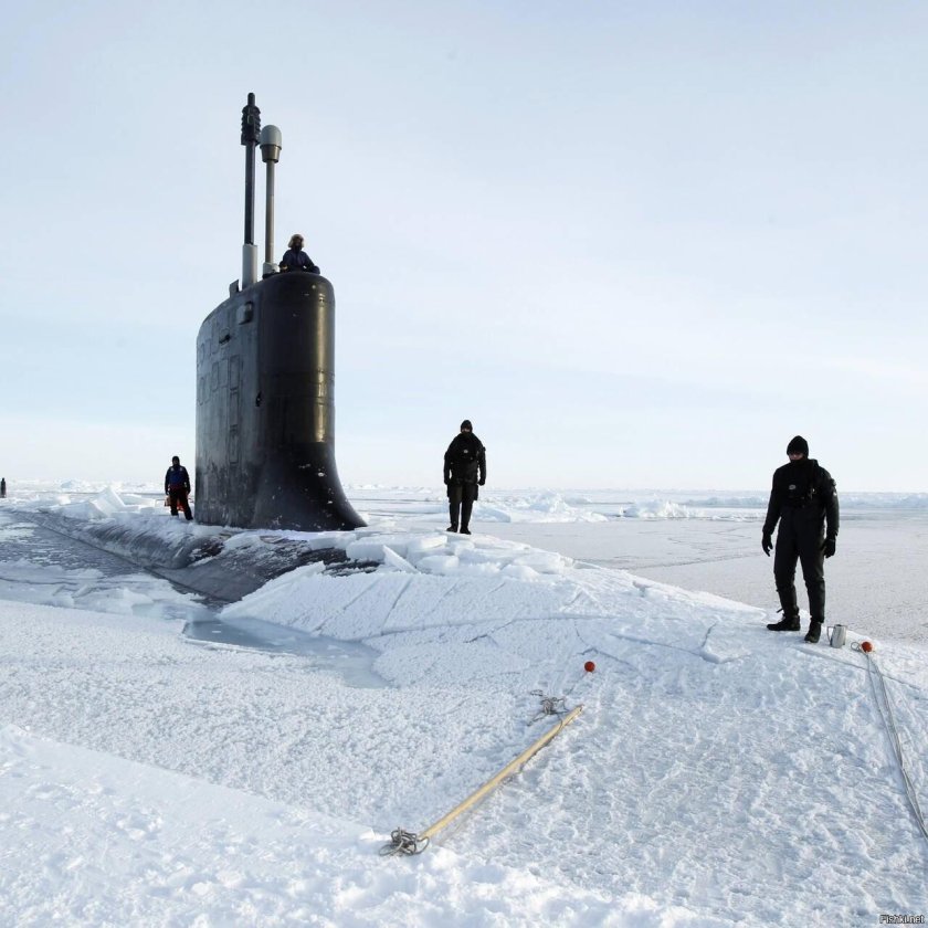Всплытие подводной лодки в арктике