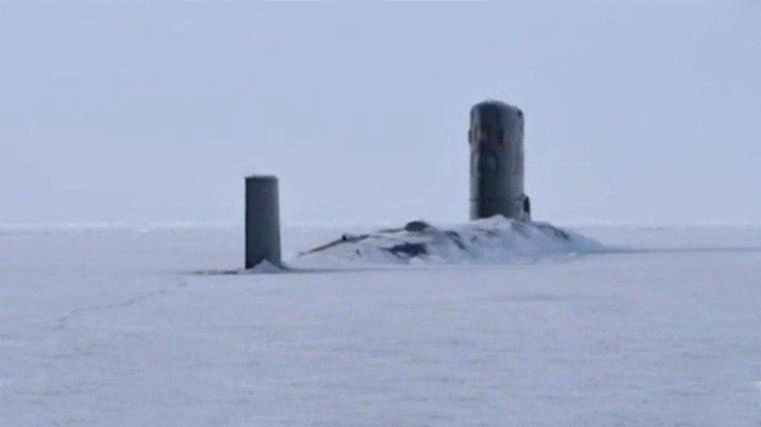 Всплытие подводной лодки в арктических льдах 2021