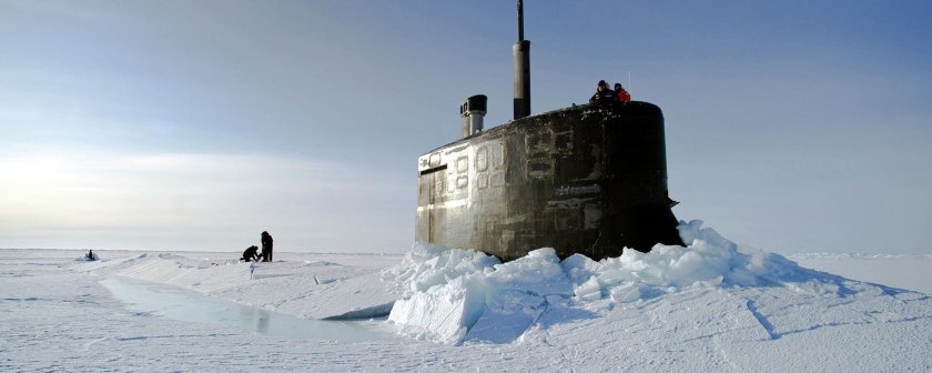 Подводная лодка в Арктике всплытие