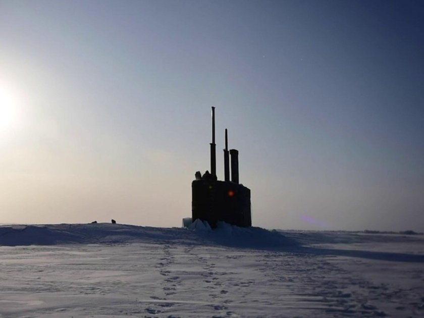 Всплытие подводной лодки в арктических льдах 2021