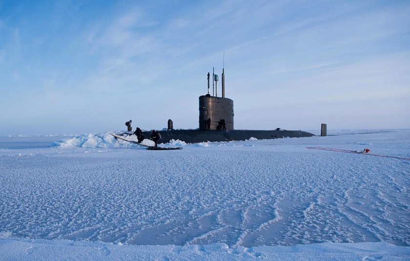 Всплытие подводной лодки в арктических льдах