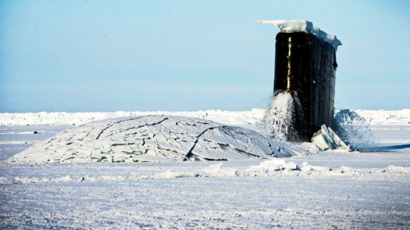 Всплытие подводной лодки в Арктике