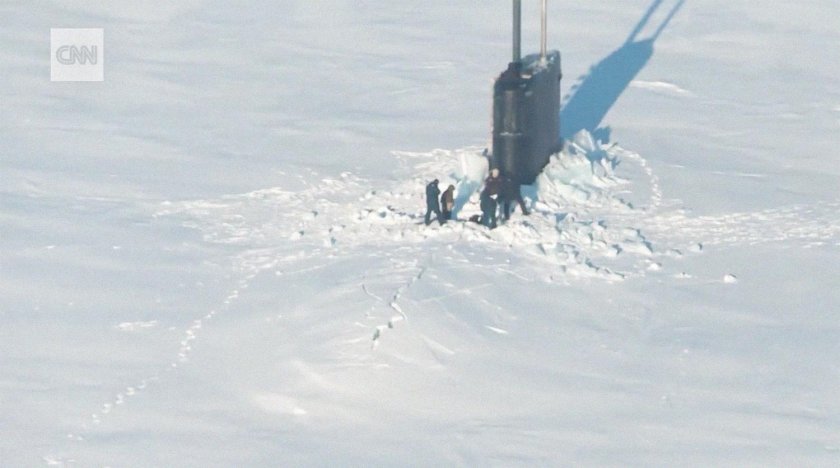 Лодка вмерзла в лед