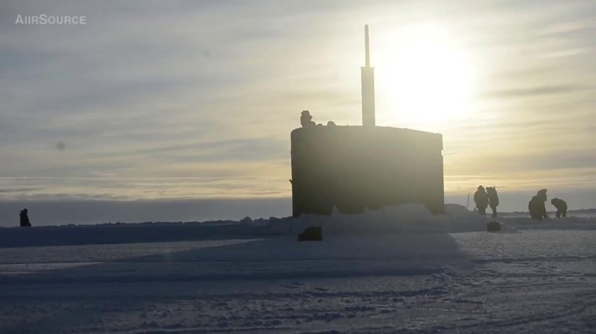 Всплытие подводной лодки в арктических льдах