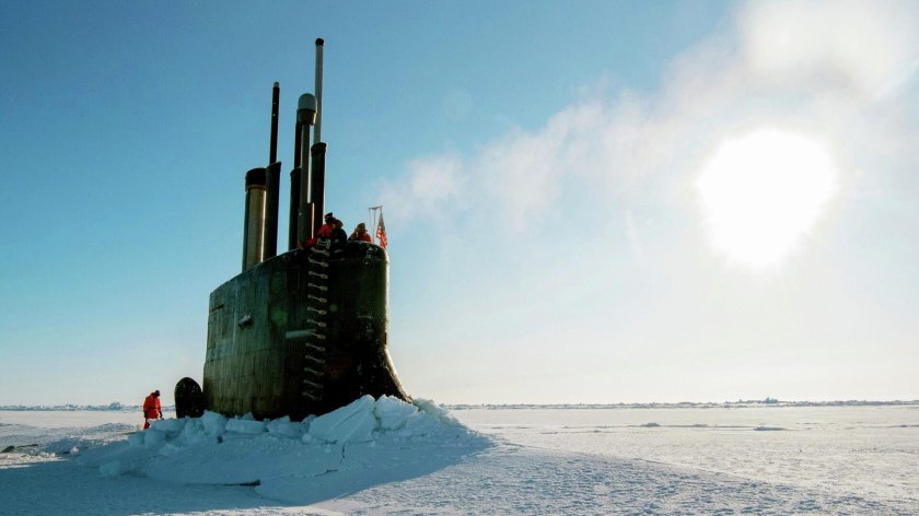 Всплытие подводной лодки в арктических льдах 2021