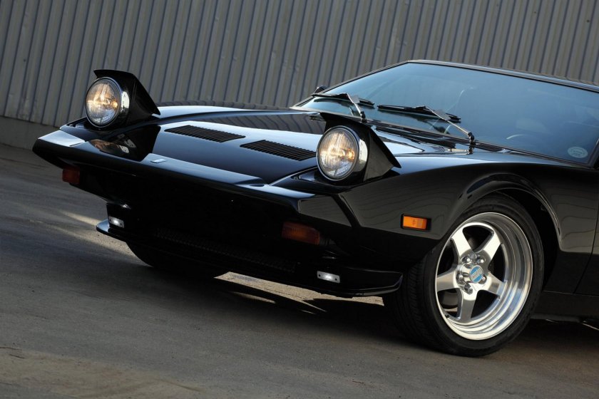 Машина de Tomaso Pantera