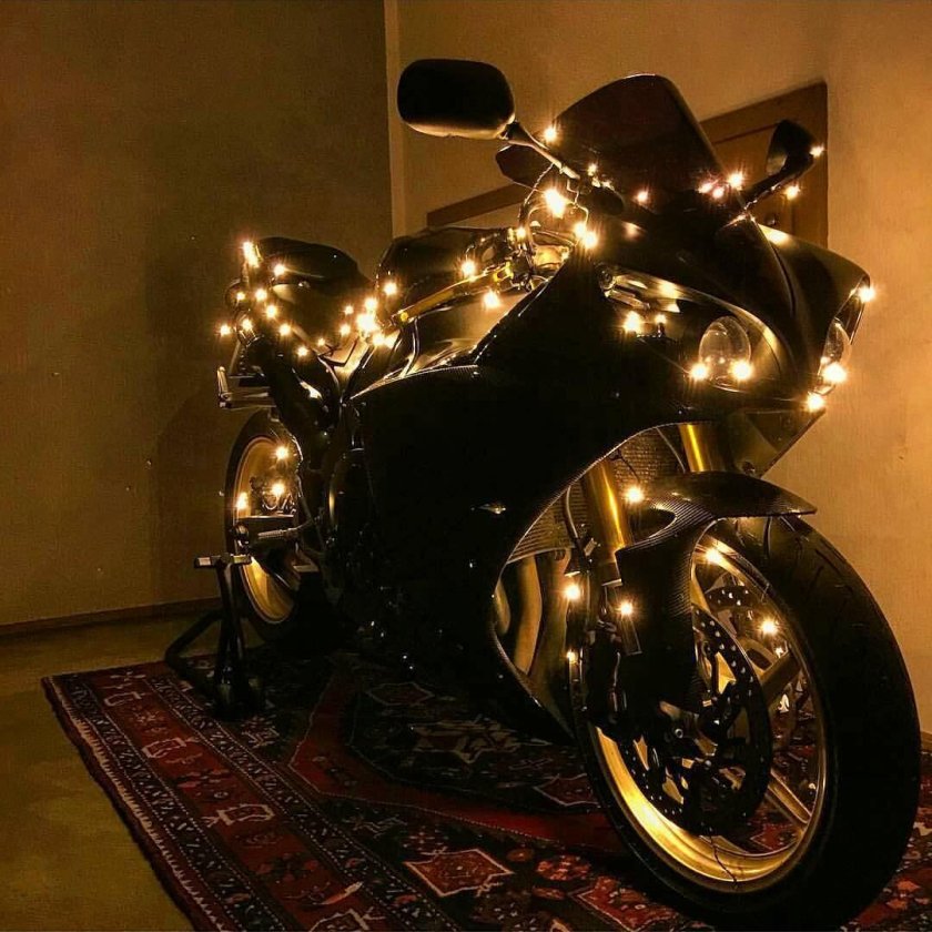 Мотоцикл под елкой