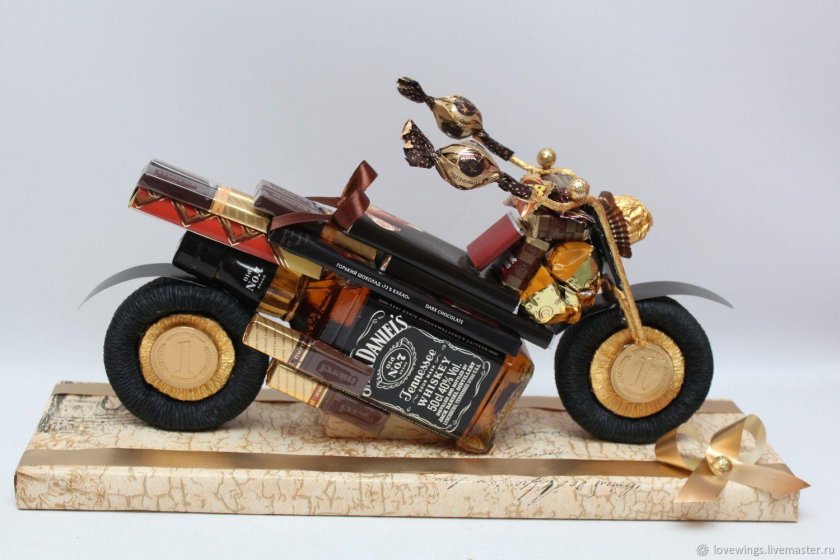 Мотоцикл из конфет
