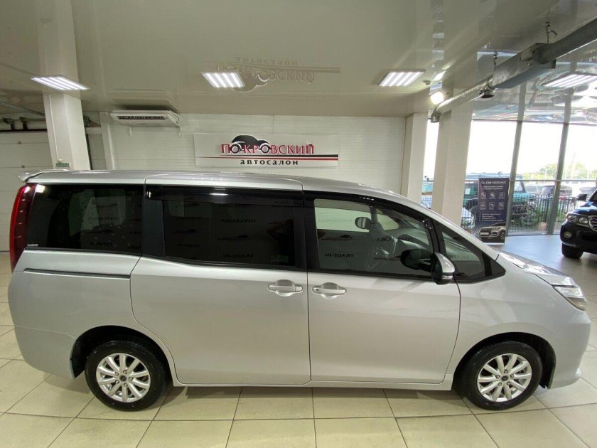 Тойота Ноах гибрид 2015