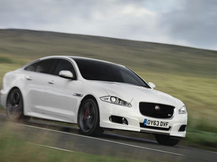 Авто Ягуар на фоне серых облаков фото