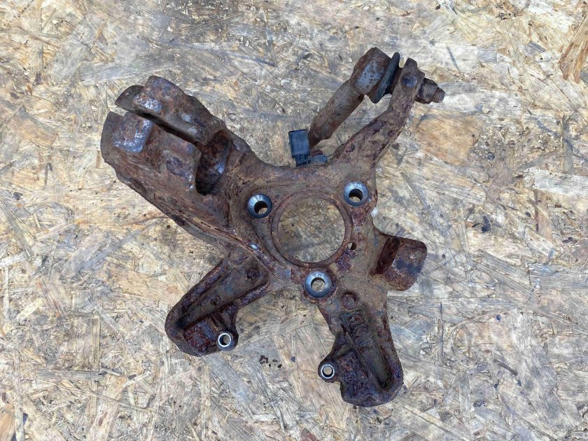 Кулак поворотный передний правый Skoda Octavia a5