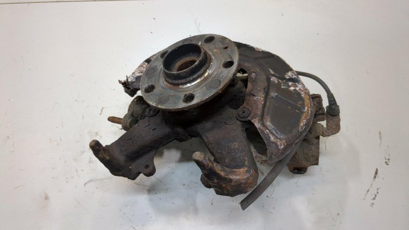 Кулак поворотный передний