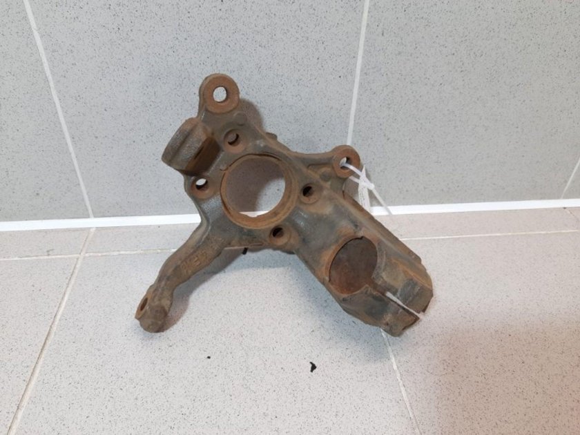 Кулак передний правый skoda octavia