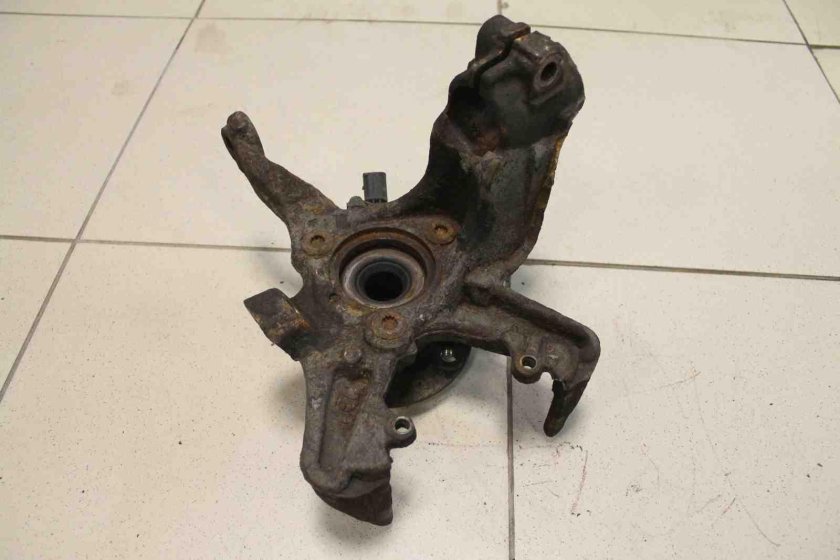 Кулак поворотный передний правый Skoda Octavia a5