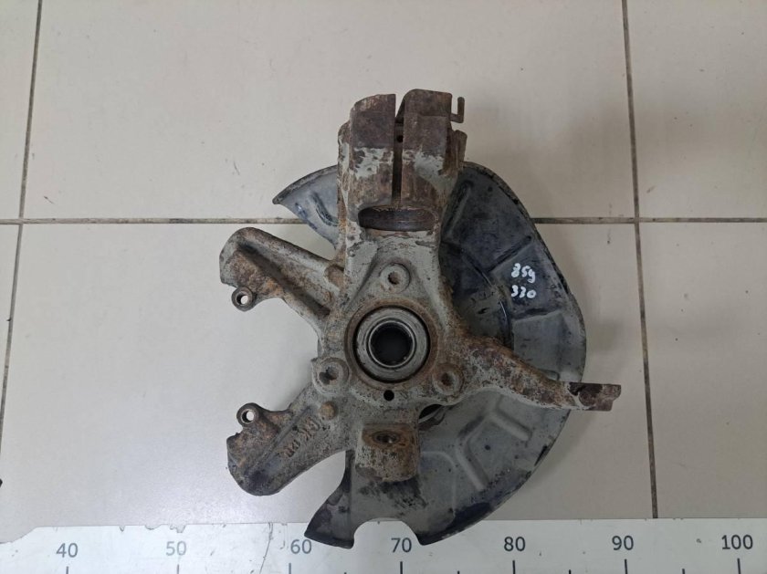 Кулак поворотный передний правый