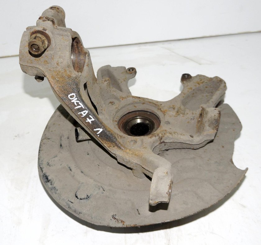 Кулак поворотный передний левый