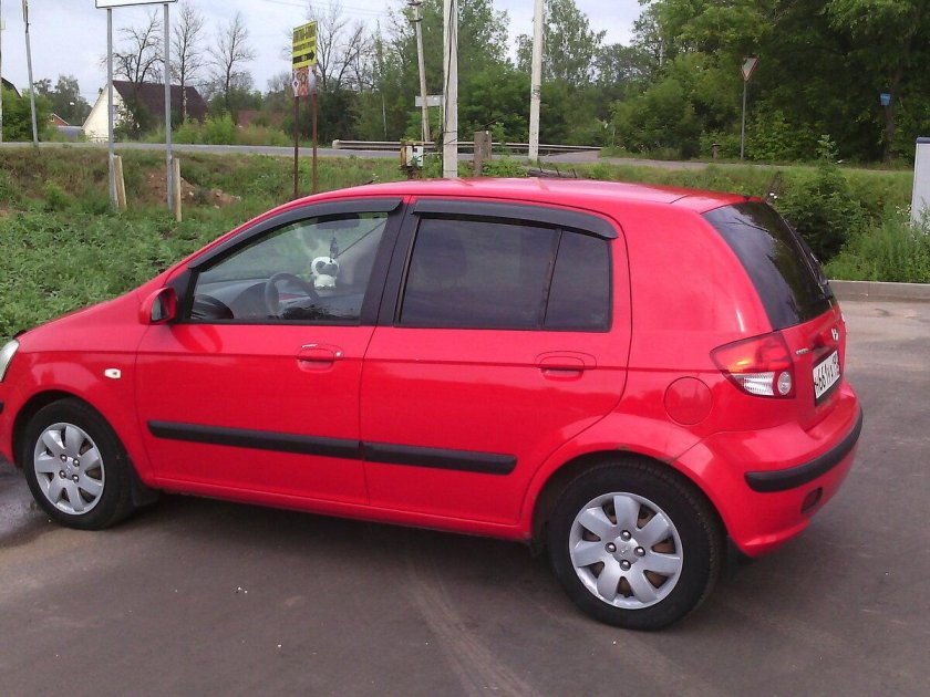 Хендай Гетц красного цвета