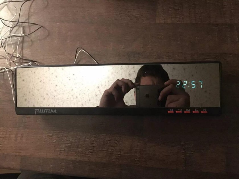 Зеркало с электронными часами