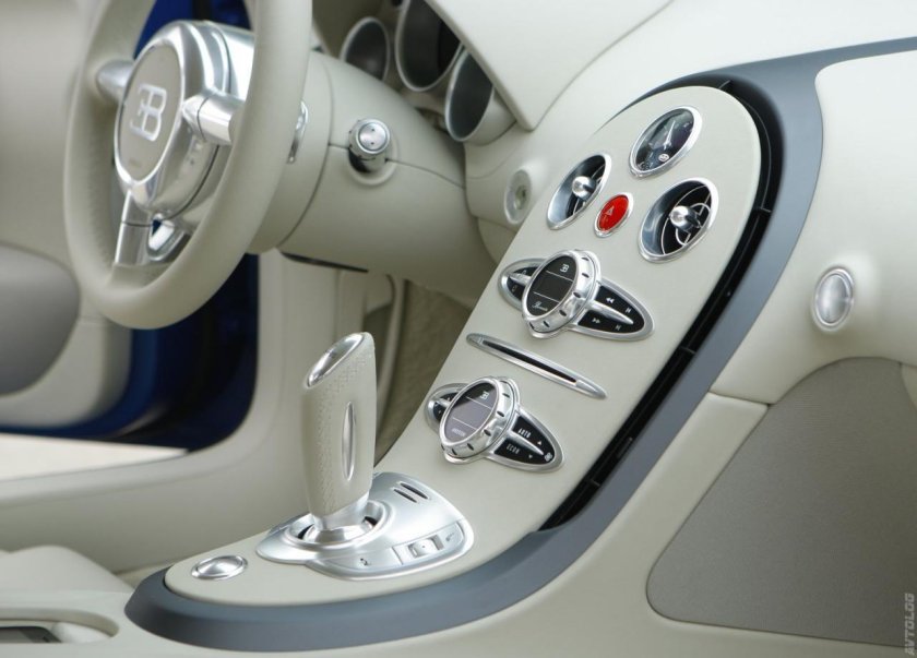 Салон машины Бугатти Вейрон