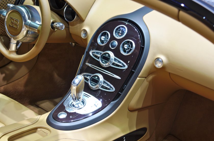 Bugatti Veyron 16 4 Grand Sport Vitesse в салоне