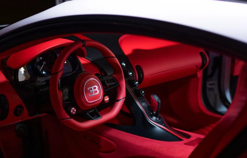 Bugatti Chiron красный салон
