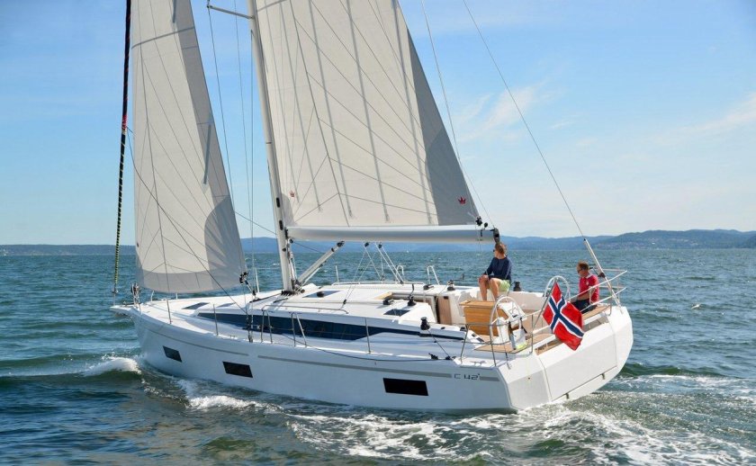 Яхта Bavaria 42