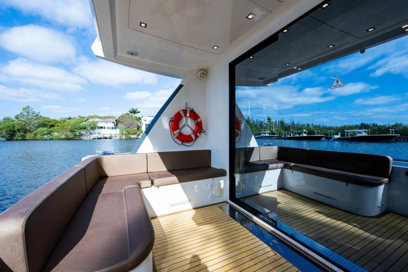 Моторная яхта