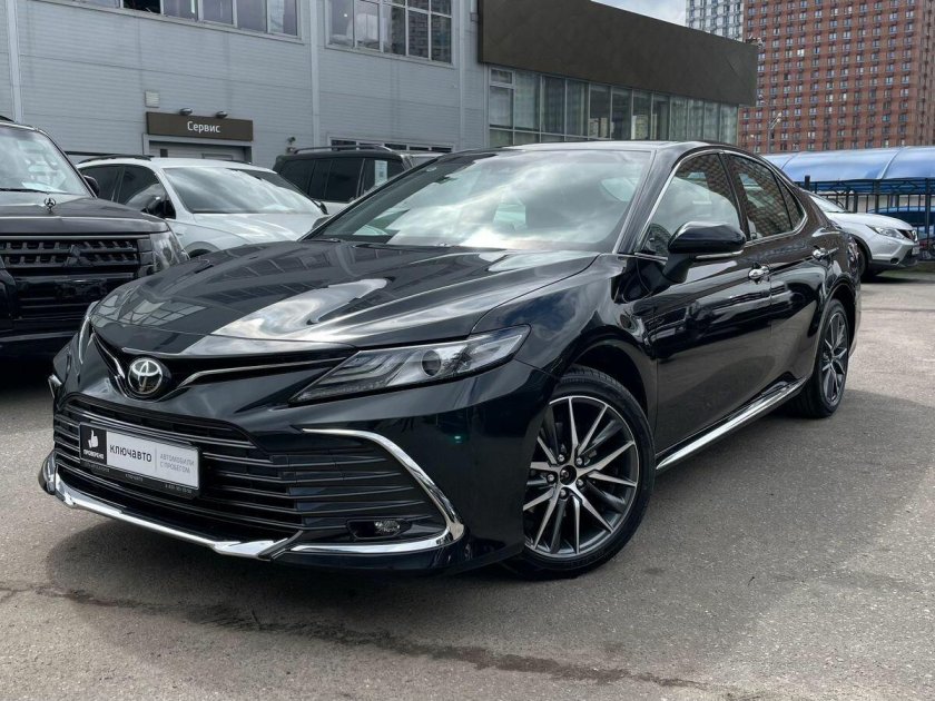 Toyota Camry 2023 черная