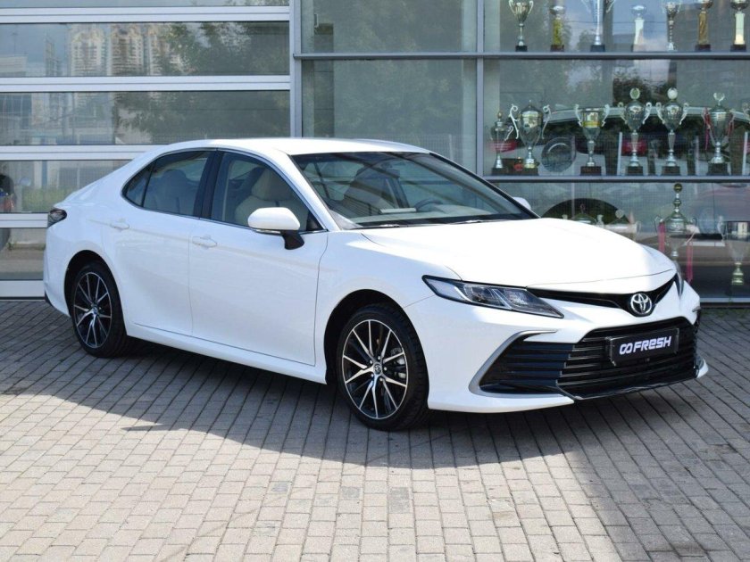 Тойота Камри белая 2023