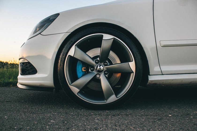 Шкода Октавия на дисках r19