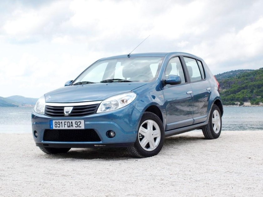 Машина марка Сандеро Дачия