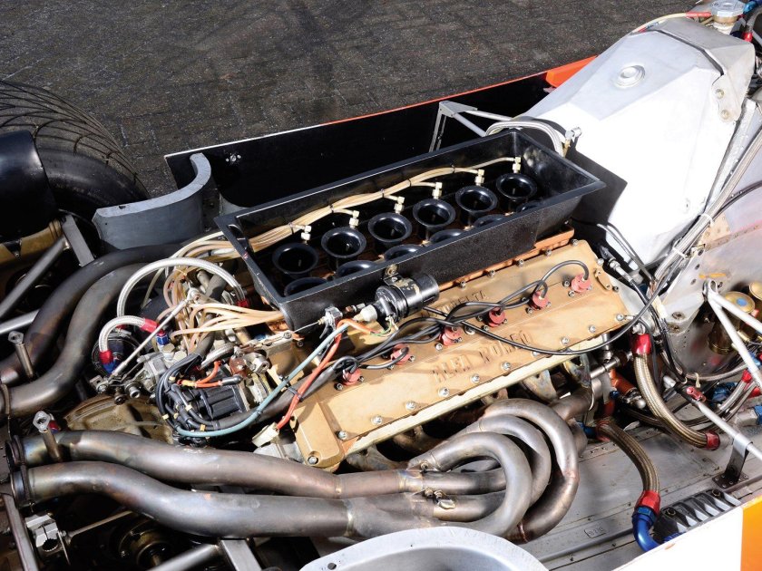 Альфа Ромео 33 моторный отсек